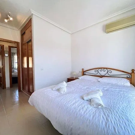 Traditional 3 Bedroom With Com Pool Alm26 Holiday home *